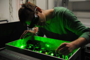 Forscher im Laserlabor