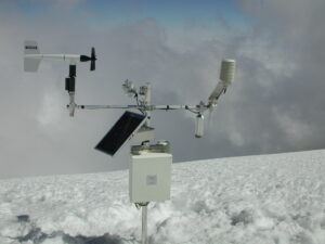 Das Bild zeigt die automatische Wetterstation am südlichen Eisfeld des Kilimandscharo; es ist die höchste Station Afrikas. Zu sehen sind die Instrumente für Temperatur, Luftfeuchte, Windgeschwindigkeit und -richtung sowie Strahlung in verschidenen Spektralbereichen. (Bild: Nicolas Cullen)